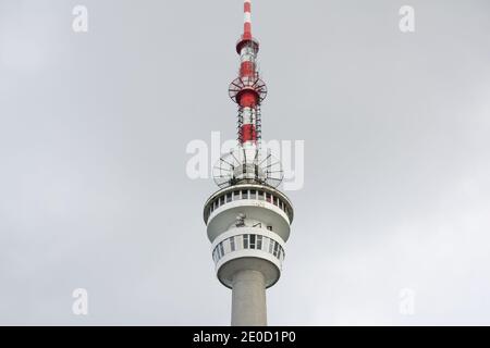 Torre e trasmettitore per la televisione e le comunicazioni, Praded, montagne di Jeseniky, Repubblica Ceca / Czechia - dettaglio del punto di osservazione e dell'edificio di osservazione Foto Stock