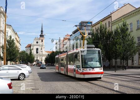 Brno, Repubblica Ceca / Czechia - 19 settembre 2020: Skoda 03T - tram, tram e filobus sulla strada. Trasporti pubblici in città e TOW Foto Stock