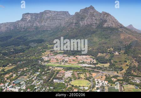 Città del Capo, Capo Occidentale, Sud Africa - 12.22.2020: Foto aerea dell'Università di Città del Capo con Table Mountain, Rhodes Memorial e Lions Head in Foto Stock