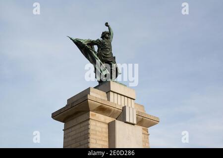 Memoriale di liberazione, Brno, Repubblica Ceca / Czechia - monumento di guerra - statua e scultura del soldato e combattente dell'esercito Rosso. Heorism e posa erorica. Foto Stock