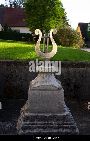 Hukvaldy, Repubblica Ceca / Czechia - fontana con ornamento decorato. Dettaglio del punto di riferimento e del monumento. Foto Stock