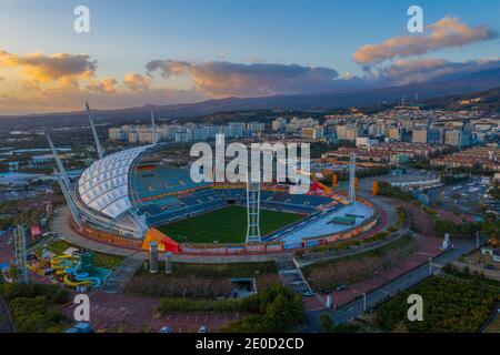 Tramonto veduta aerea dello stadio di Seogwipo sull'isola di Jeju, Repubblica di Corea Foto Stock