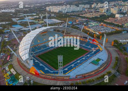 Tramonto veduta aerea dello stadio di Seogwipo sull'isola di Jeju, Repubblica di Corea Foto Stock