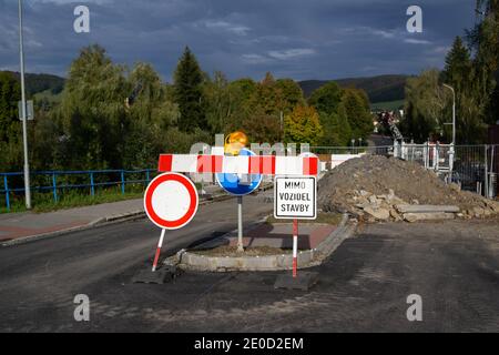 Lavori stradali e chiusura del traffico. La strada è chiusa a causa di lavori. Traffico e segnaletica stradale con testo in lingua ceca (traduzione: Tranne veicoli da costruzione Foto Stock