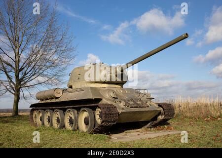 Carro armato sovietico vecchio di età dalla seconda guerra mondiale - veicolo da combattimento corazzato con pista continua e cannone. Foto Stock