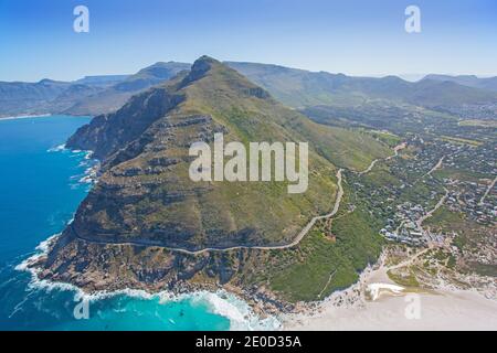 Città del Capo, Capo Occidentale, Sud Africa - 12.22.2020: Foto aerea di Noordhoek Beach e Peak, con Chapmans Peak sullo sfondo Foto Stock