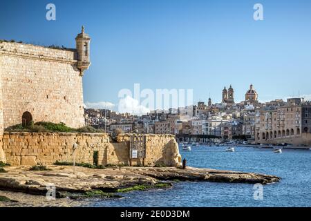 Fort St Angelo e altri edifici storici sul lungomare di Grand Harbour, Valletta, Malta. Foto Stock