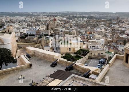 Vista sulla città di Victoria o Rabat, la capitale dell'isola di Gozo, a Malta. Foto Stock