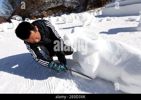 Luoyang, Cina. 31 dicembre 2020. I lavoratori hanno intagliato 100 buoi per dare il benvenuto all'anno del bue nella stazione sciistica di montagna di Funiu a Luoyang, Henan, Cina, il 31 dicembre 2020. (Foto di TPG/cnsphotos) (Foto di Top Photo/Sipa USA) Credit: Sipa USA/Alamy Live News Foto Stock