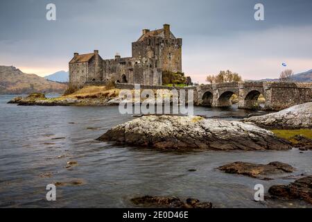 Tramonto sul castello di Eilean Donan a Loch Duich, Dornie, Highlands occidentali della Scozia, Regno Unito Foto Stock