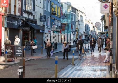 Cork, Irlanda. 31 dicembre 2020. Gli acquirenti fanno il trattino dell'ultimo minuto prima delle nuove restrizioni, Cork City. Gli acquirenti si sono recati a Cork City questo pomeriggio, nonostante le difficili condizioni stradali di questa mattina, per fare il loro ultimo acquisto prima che i rivenditori non essenziali si chiudano ancora una volta dopo l'annuncio di ulteriori restrizioni governative ieri sera per entrare in vigore alla chiusura delle attività di oggi. Credit: Damian Coleman/Alamy Live News Foto Stock