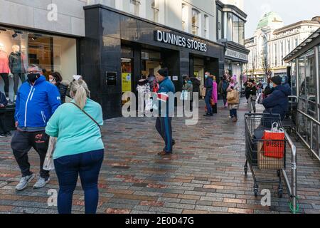 Cork, Irlanda. 31 dicembre 2020. Gli acquirenti fanno il trattino dell'ultimo minuto prima delle nuove restrizioni, Cork City. Gli acquirenti si sono recati a Cork City questo pomeriggio, nonostante le difficili condizioni stradali di questa mattina, per fare il loro ultimo acquisto prima che i rivenditori non essenziali si chiudano ancora una volta dopo l'annuncio di ulteriori restrizioni governative ieri sera per entrare in vigore alla chiusura delle attività di oggi. Credit: Damian Coleman/Alamy Live News Foto Stock