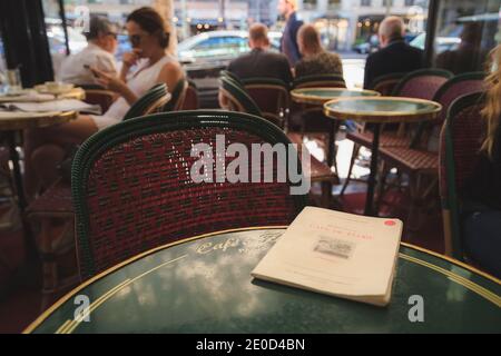 Parigi, Francia - 22 agosto 2015: Il famoso Cafe de Flore rinomato per essere una delle più antiche caffetterie di Parigi e per la sua famosa clientela di scrittori Foto Stock