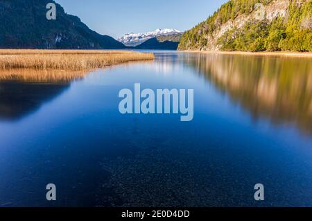 Foto a lunga esposizione del fiume Arrayanes durante la stagione primaverile nel Parco Nazionale Los Alerces, Patagonia, Argentina Foto Stock