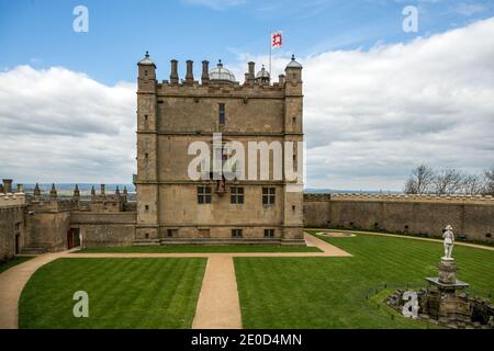 Il piccolo castello e il giardino delle fontane al castello di Bolsovra nel Derbyshire, Inghilterra, Regno Unito. Un edificio classificato di grado 1 in cura del Patrimonio Inglese Foto Stock