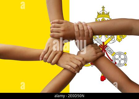 Città del Vaticano bandiera, intergration di un gruppo multiculturale dei giovani. Foto Stock