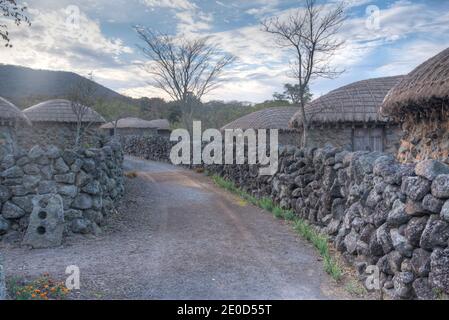 Edifici tradizionali nel parco Jeju Stone nella Repubblica di Corea Foto Stock