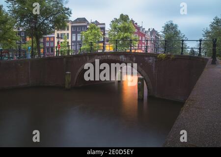 Una serata tranquilla sul canale dell'Imperatore (Keizersgracht) nella capitale olandese Amsterdam. Foto Stock