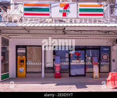 Pattaya, Thailandia - 31 dicembre 2020: La pandemia di Covid-19 ha avuto conseguenze terribili per la città di villeggiatura di Pattaya in Thailandia. Questo negozio 7-Eleven ha Foto Stock