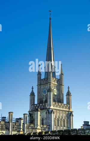 Orologio torre e replica fibra di vetro guglia Ashridge House Grade I Chilterns Hertfordshire Inghilterra Foto Stock