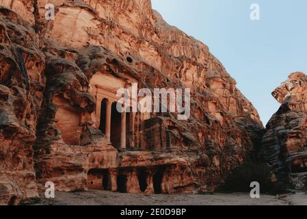 Basso angolo di spettacolare tempio storico il Tesoro intagliato Ruvida roccia a Petra in Giordania Foto Stock