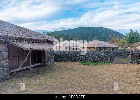 Edifici tradizionali nel parco Jeju Stone nella Repubblica di Corea Foto Stock