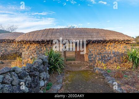 Edifici tradizionali nel parco Jeju Stone nella Repubblica di Corea Foto Stock