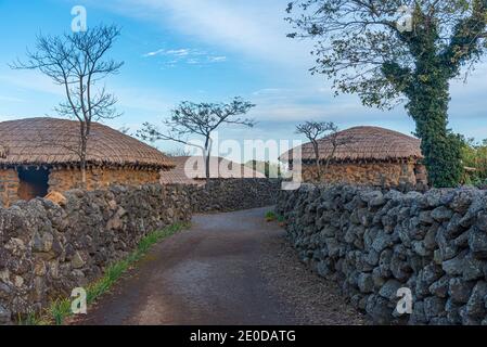 Edifici tradizionali nel parco Jeju Stone nella Repubblica di Corea Foto Stock