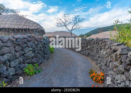 Edifici tradizionali nel parco Jeju Stone nella Repubblica di Corea Foto Stock