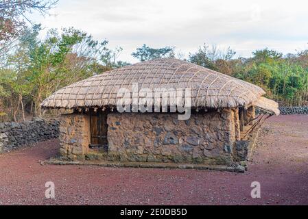 Edifici tradizionali nel parco Jeju Stone nella Repubblica di Corea Foto Stock