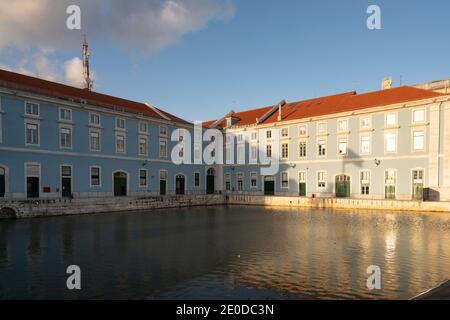 Bellissimo edificio blu Corte d'appello a Lisbona al tramonto con un lago, in Portogallo Foto Stock