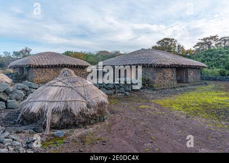 Edifici tradizionali nel parco Jeju Stone nella Repubblica di Corea Foto Stock