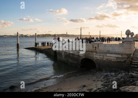 Lisbona punto di riferimento Cais das Colunas pieno di persone turisti in Portogallo Foto Stock