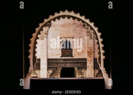 Ornamentali intagliati ad arco finestre dell'antico ben Youssef Madrasa storico Scuola islamica situata a Marrakech Foto Stock