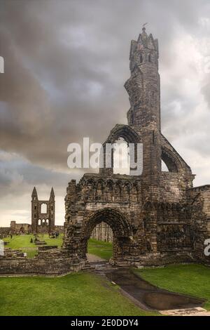 Incredibile vista delle rovine della Cattedrale di Saint Andrews contro il grigio cielo nuvoloso in Scozia Foto Stock