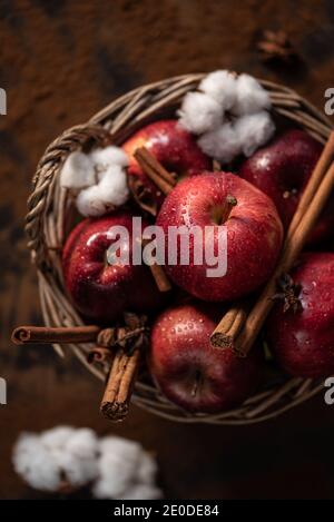 Donna enigmatica irriconoscibile in abito tradizionale creativo e capo vietnamita con illuminazione rossa in piedi in studio scuro su backgrou nero Foto Stock