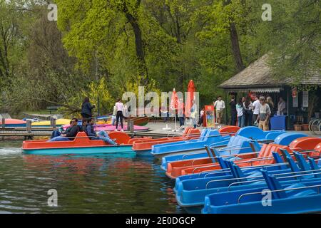 Bootsverleih am Kleinhesseloher Vedi, Englischer Garten Monaco di Baviera, Deutschland Foto Stock