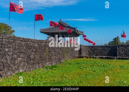 Porta al villaggio folk di Seongeup sull'isola di Jeju, Repubblica di Corea Foto Stock