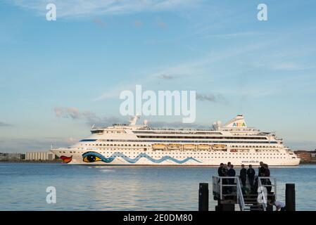 Ein Kreuzfahrtschiff der AIDA Cruises im Hafen von Kiel zu Gast Foto Stock
