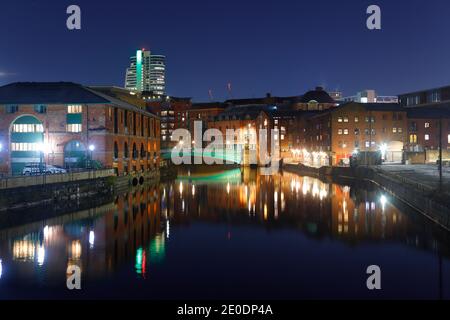 Guardando attraverso il fiume Aire verso il grattacielo Bridgewater Place nel centro di Leeds. Foto Stock