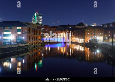 Guardando attraverso il fiume Aire verso il grattacielo Bridgewater Place nel centro di Leeds. Foto Stock