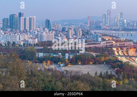 Vista aerea al tramonto del centro di Seoul dal parco Haneul, Repubblica di Corea Foto Stock