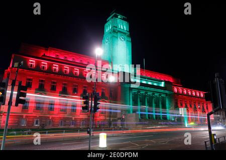 Parkinsons edificio di Leeds Uiversity illuminato in rosso & Verde Foto Stock