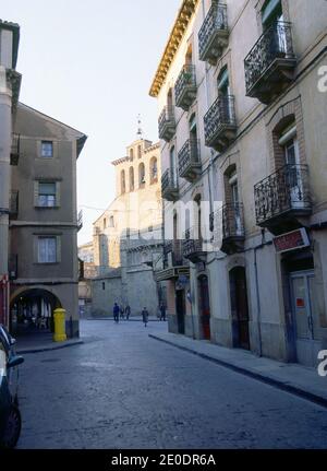 CALLE DE JACA AL FONDO LA CATEDRAL. Posizione: ESTERNO. Jaca. HUESCA. SPAGNA. Foto Stock