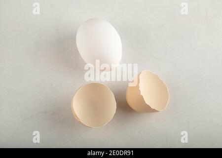 Un uovo di pollo bianco intero con guscio di uovo Foto Stock