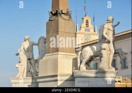 Italia, Roma, fontana di Monte Cavallo con le statue di Castor e Pollux e Palazzo del Quirinale Foto Stock