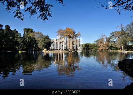 Italia, Roma, Villa Borghese, lago, tempio di Aesculapio Foto Stock