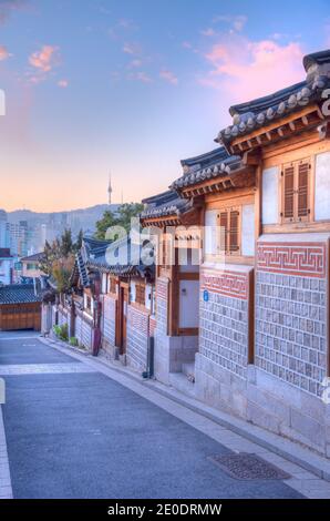 Namsan torre vista dal villaggio di Bukchon hanok a Seoul, Repubblica di Corea Foto Stock