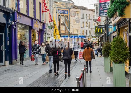 Cork, Irlanda. 31 dicembre 2020. La città di Cork era molto occupata oggi, in quanto gli acquirenti hanno fatto i loro ultimi acquisti e resi prima che i negozi non essenziali chiudano per un mese a causa dei numeri COVID-19 a spirale. Credit: AG News/Alamy Live News Foto Stock