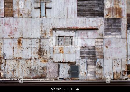 Esterno di un vecchio edificio lungo i binari del treno nella rurale Illinois. Foto Stock